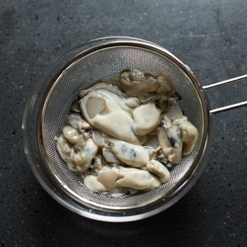 굴은 굵은 소금으로 문지르고 물로 헹구는 것을 3~4번 반복하여 깨끗하게 세척해 주세요.