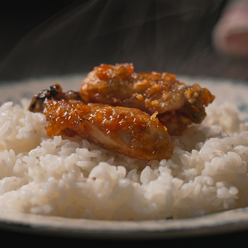 따뜻한 밥 위에 굴을 올린 후 부추를 뿌려 마무리해 주세요. (tip. 먹기전 레몬즙을 뿌려주세요)