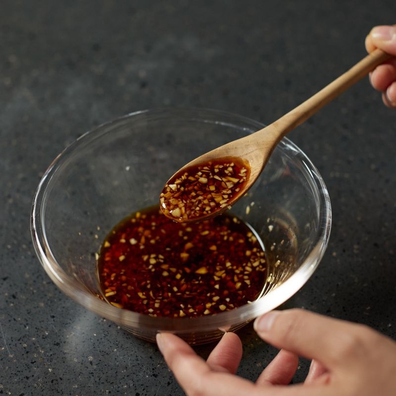 볼에 양념 재료를 넣어 섞어주세요.