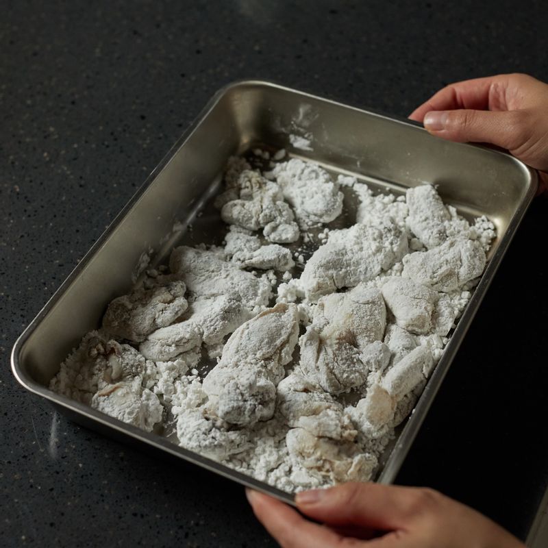 굴에 전분을 골고루 묻혀주세요.