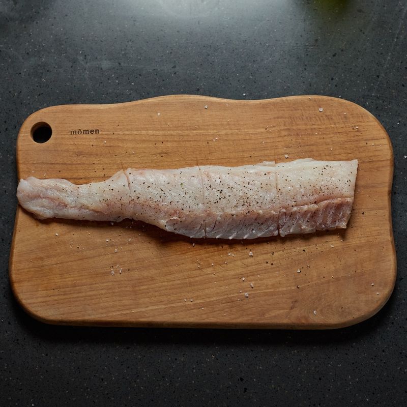 대구살에 소금, 후추로 간을 해주세요.