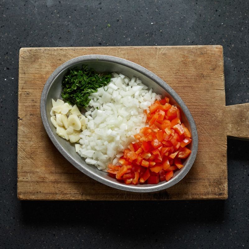 양파, 이탈리안 파슬리, 마늘, 파프리카는 모두 잘게 다져주세요.