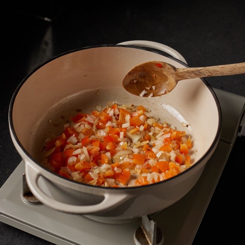 팬에 올리브오일을 넉넉하게 붓고 마늘을 볶다가 양파, 파프리카를 넣고 볶아주세요.