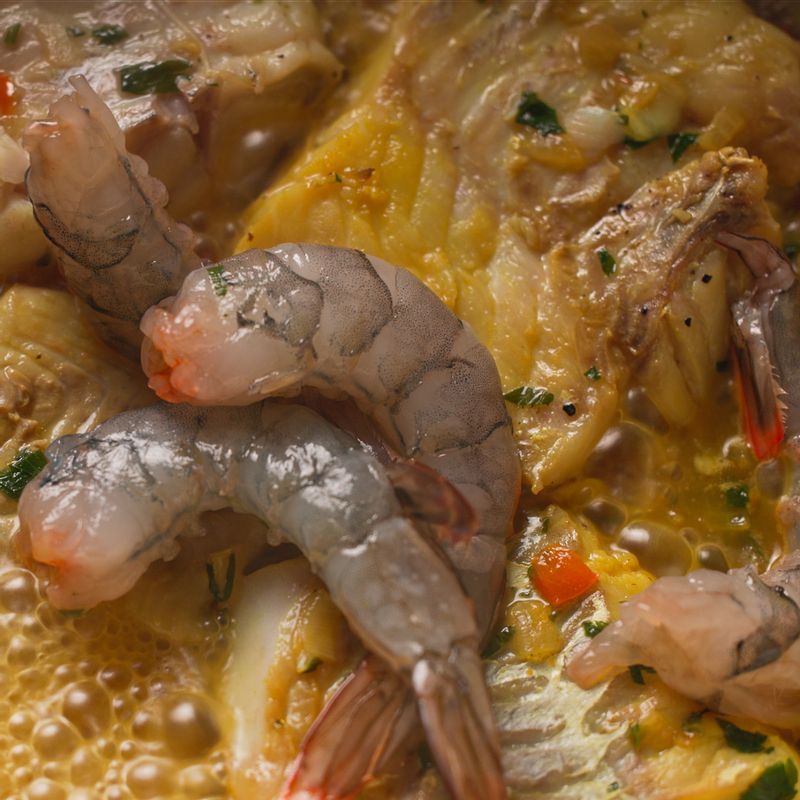 뚜껑을 덮고 강불에 3분 정도 졸여주세요. 대구를 뒤집어 준 다음 새우와 바지락을 넣고 약 4분 정도 더 졸여주세요.