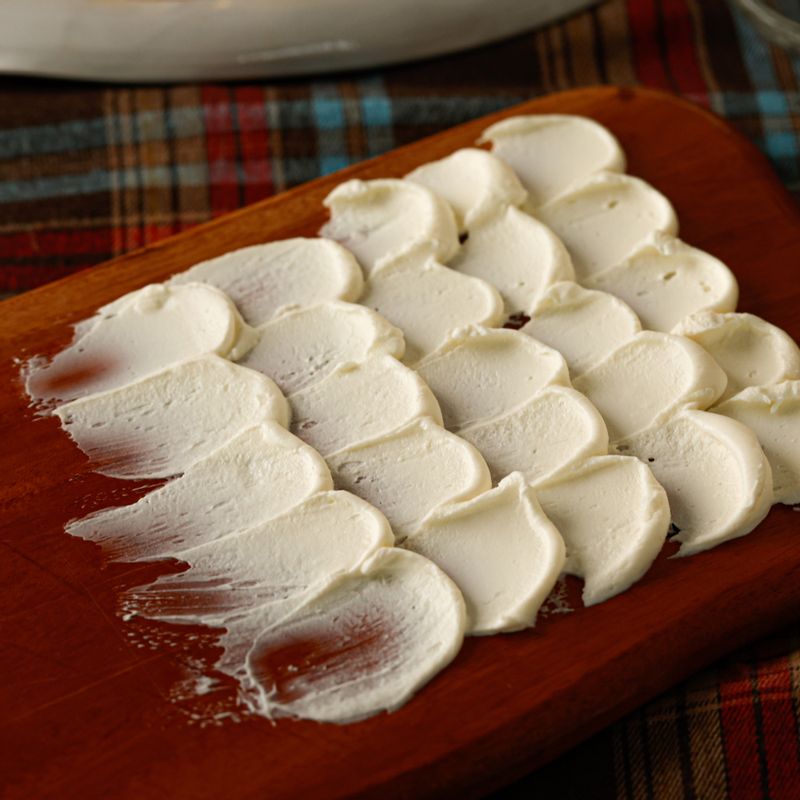 접시에 (도마에) 크림치즈를 숟가락 뒷면으로 적당량 덜어 발라주세요. 
(tip.크림치즈는 실온에서 말랑 해지면 사용해주세요)