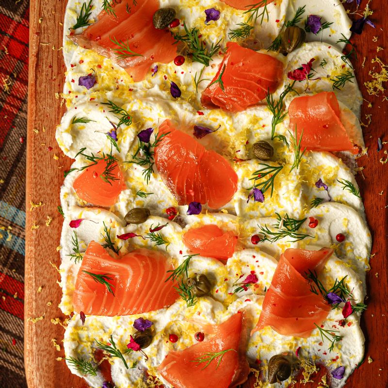 딜과 올리브오일, 후추를 뿌려 완성해 주세요.