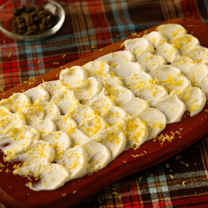 크림치즈 위에 레몬 제스트를 뿌리고 한입 크기로 찢은 연어와 케이퍼를 올려주세요.