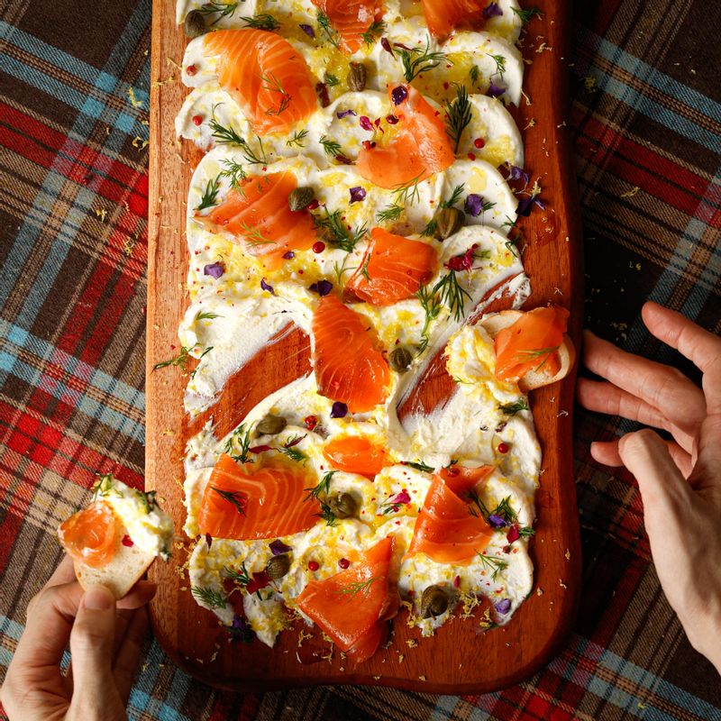 베이글을 얇게 썰은 뒤 크림치즈 보드에 찍어 맛있게 즐겨주세요. 
(tip. 베이글이 없다면 다른 종류의 빵을 사용해도 좋아요)