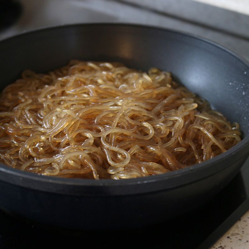 끓는 물에 당면을 넣어 3분정도 삶고, 물에 한 번 헹군 후 체에 밭쳐 물기를 빼주세요. 팬에 당면양념 재료를 넣고 양념이 바글바글 끓으면, 삶은 당면을 넣고 양념이 골고루 섞이도록 2분정도 중약불에서 볶은 후 먹기 좋은 길이로 잘라주세요.