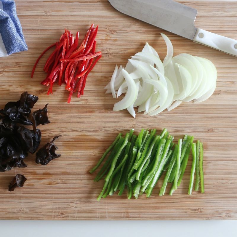 양파, 청피망, 홍고추는 채 썰고 목이버섯은 불려서 먹기 좋게 4등분 합니다. 건당면은 미리 찬물에 담가 30분정도 불려주세요.