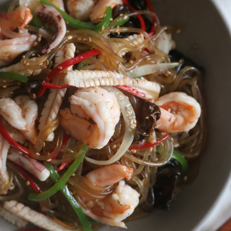 그릇에 담고 통깨를 뿌려 마무리해주세요.