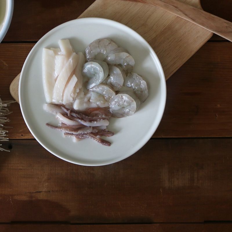 오징어는 내장, 껍질을 제거한 후 칼집을 넣고 새우는 머리, 꼬리, 껍질을 제거합니다. 끓는 물에 소금을 약간 넣고 오징어와 새우를 살짝 데쳐주세요.