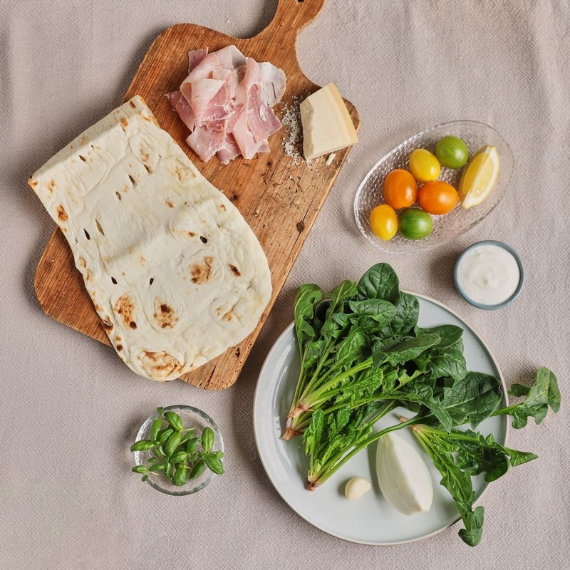 시금치 플랫브레드을 위한 재료 이미지로 난,시금치,방울토마토,양파,잠봉 등으로 구성 되어있습니다.