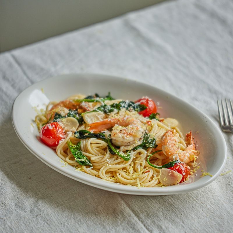 파스타를 접시에 담아 맛있게 즐겨주세요.
