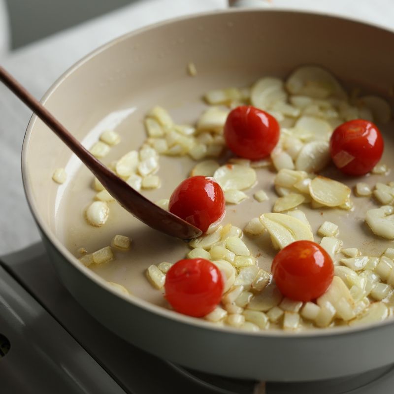 달군 팬에 올리브오일 3큰술을 두르고 마늘과 양파를 볶다가 방울토마토와 시금치를 넣고 볶아주세요. 시금치 숨이 죽으면 새우를 넣고 볶아주세요.