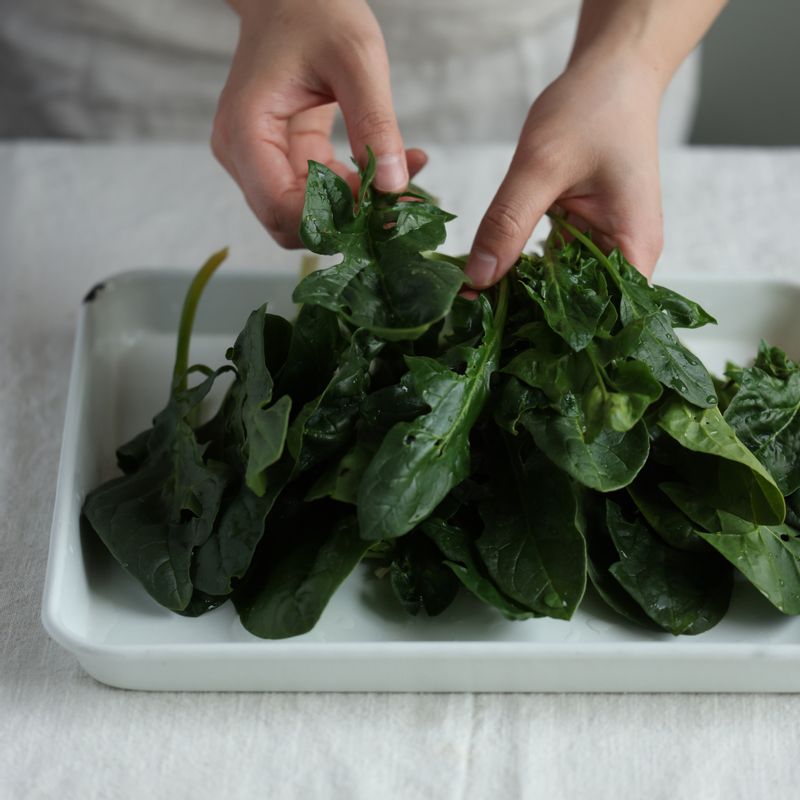 시금치는 밑동을 잘라내고 깨끗이 씻어주세요. 마늘은 편 썰고 양파는 잘게 깍뚝 썰어주세요