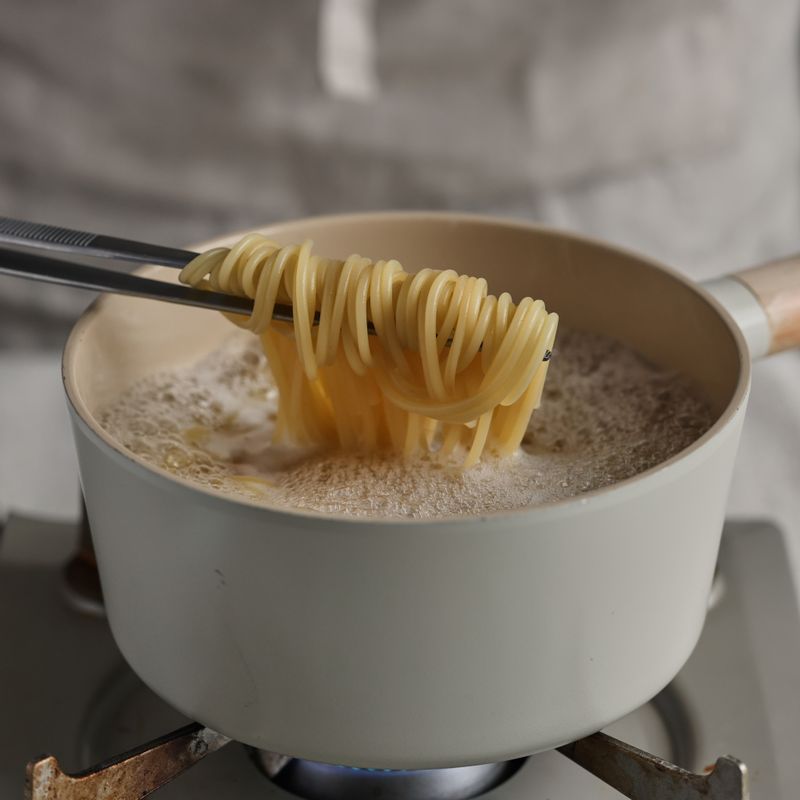 끓는 물에 소금 약간과 면을 넣고 8분간 삶아낸 후 면은 채반에 건지고, 면수는 1컵 정도 따로 덜어 주세요.
(tip. 면은 약간 덜 익히는 것이 좋아요)