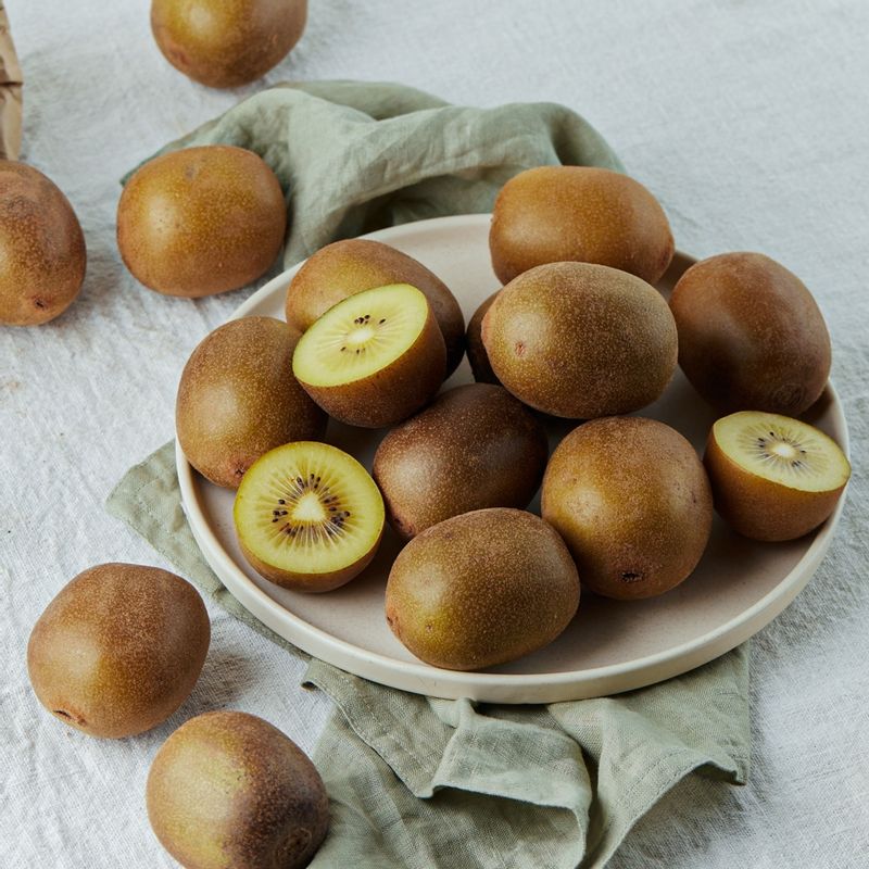 골드키위 토스트을 위한 재료 이미지로 식빵,딸기,골드키위,블루베리,타임 (생략 가능) 등으로 구성 되어있습니다.