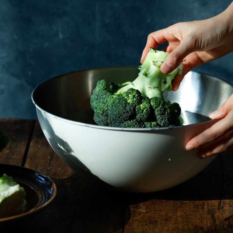 큰 볼에 물을 담고 식초 1큰술을 넣은 후 브로콜리 윗부분이 아래로 가도록 20분 정도 담가주세요.