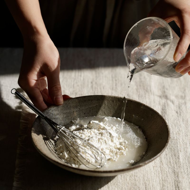 볼에 반죽 재료를 넣어 가루가 보이지 않을 때까지 잘 섞어주세요.
(tip. 바삭한 식감을 위해 차가운 물을 넣어주세요)