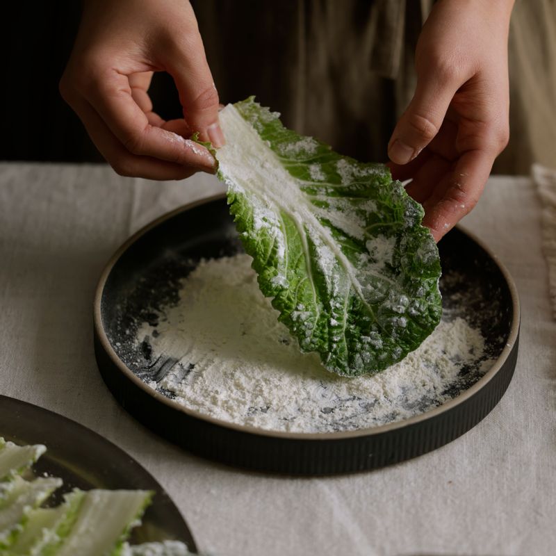 봄동의 앞, 뒤에 부침가루를 가볍게 묻힌 후 반죽을 입혀주세요.
(tip. 봄동에 부침가루를 살짝 묻히면 반죽이 더 잘 묻는답니다)