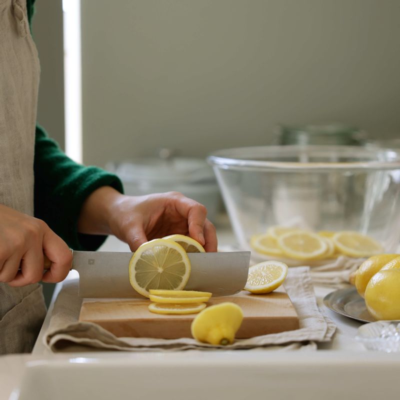 레몬의 양쪽 꼭지 부분을 두툼하게 자른 후 0.3cm 두께로 슬라이스하고 씨는 모두 제거해주세요.
(tip. 레몬 양쪽 끝 부분과 씨는 쓴 맛이 나기 때문에 꼭 제거해 주세요)