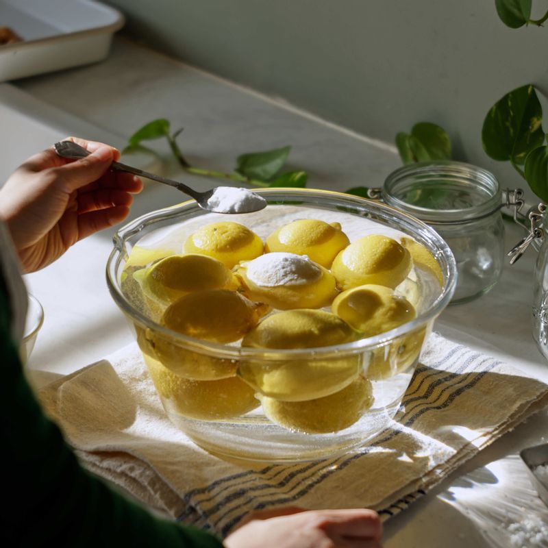 레몬에 베이킹소다와 굵은소금을 뿌린 후 솔로 껍질을 문질러 씻어주세요.