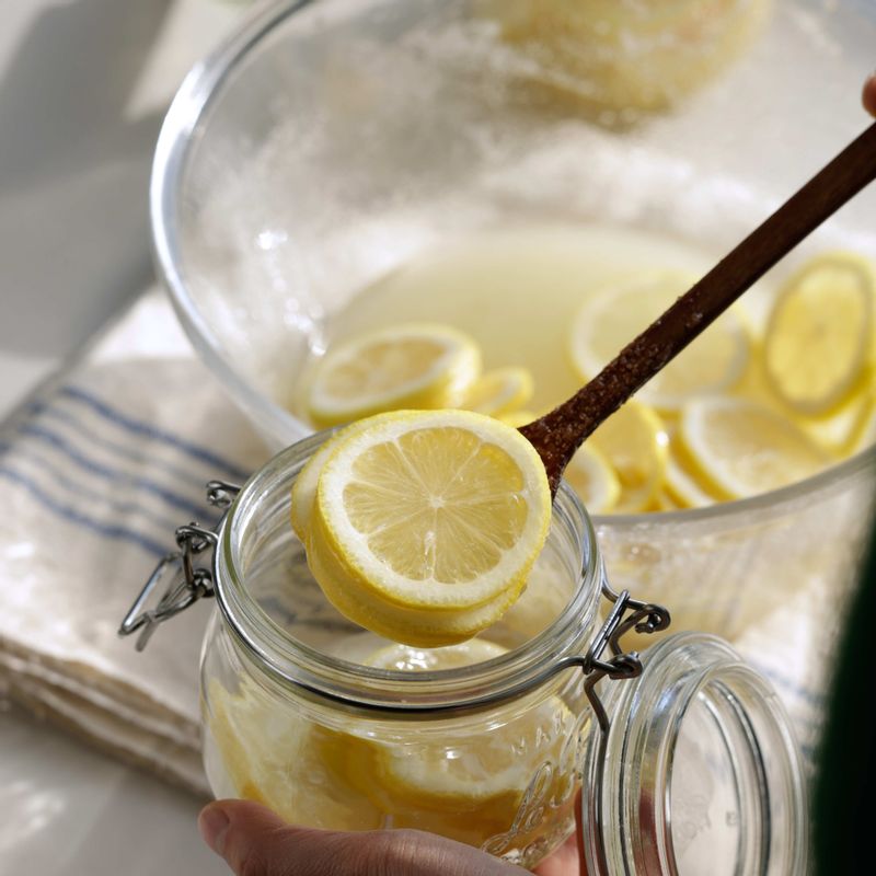 실온에 30분 정도 두어 설탕이 약간 녹으면 소독한 유리병에 켜켜이 담아주세요.