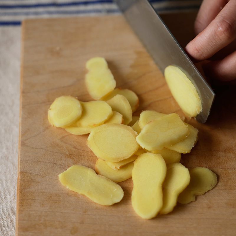 생강은 흐르는 물에 깨끗이 씻고 껍질을 벗긴 후 물기를 제거해 주세요. 0.3cm 두께로 슬라이스해주세요.
(tip. 숟가락으로 벗기면 수월하게 벗길 수 있어요)