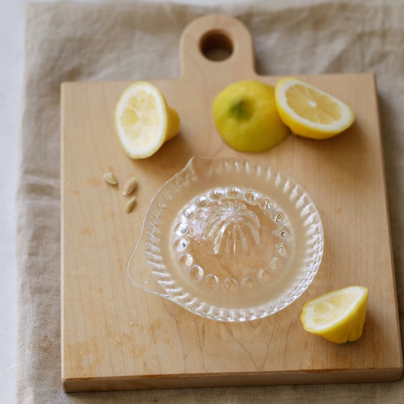 레몬의 꼭지 부분을 스퀴저로 짜서 레몬즙을 내주세요.