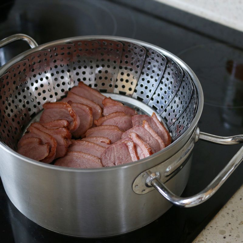 김 오른 찜통에 훈제오리를 넣고 3분간 쪄주세요.
오리는 찜통에 찌는 대신 팬에 구워 기름기를 빼도 좋아요.