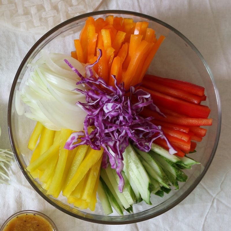 파프리카, 오이, 적양배추, 양파는 채 썰어주세요. 양파 절임물 재료를 잘 섞고 양파를 넣어 30분간 재웁니다.
양파절임 대신 시판용 무절임을 이용해도 좋습니다.