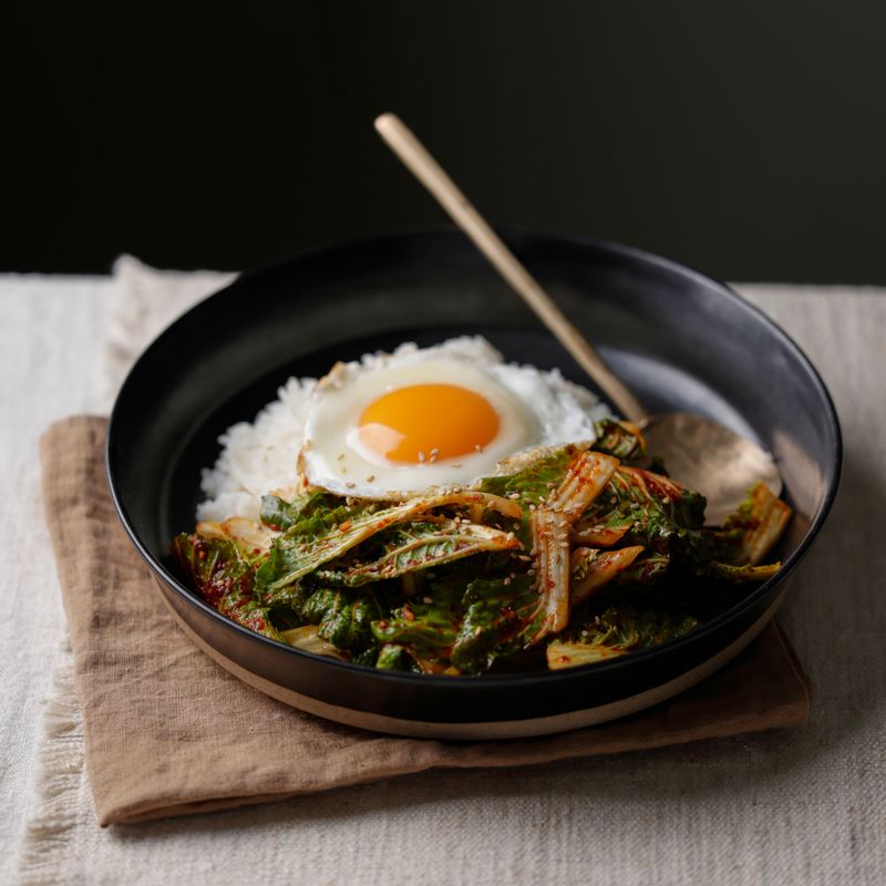 밥과 계란후라이를 올리고 들기름을 뿌려 맛있게 즐겨주세요.
(tip. 기호에 따라 고추장을 추가해 주세요)