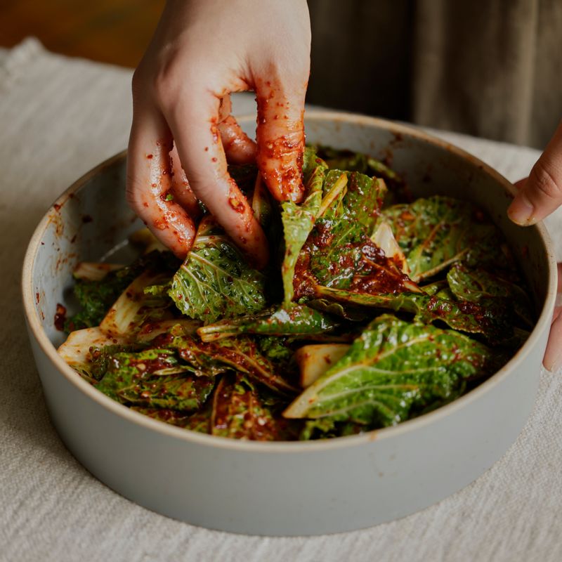 봄동에 양념이 골고루 묻도록 무쳐주세요.
(tip. 부족한 간은 약간의 소금을 가감해 주세요)
