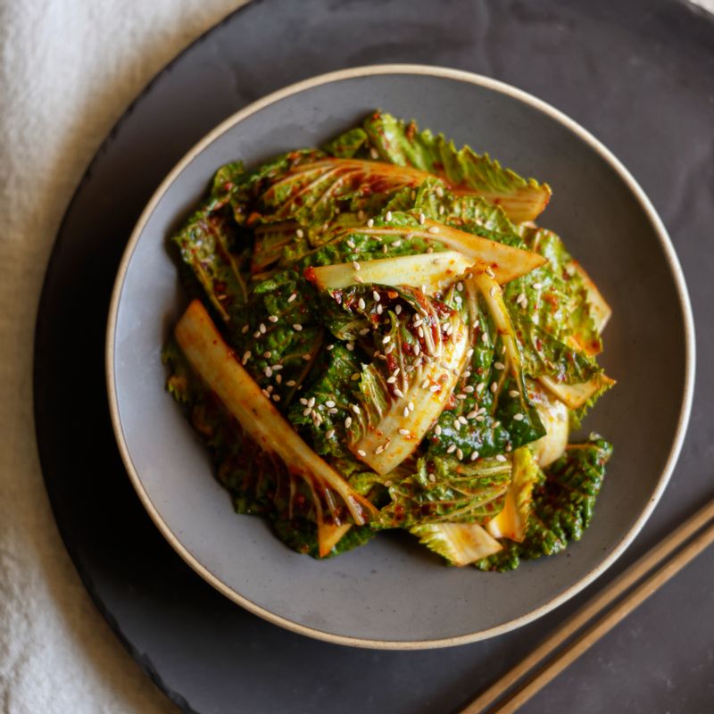 접시에 겉절이를 담고 통깨를 뿌려 완성해 주세요.