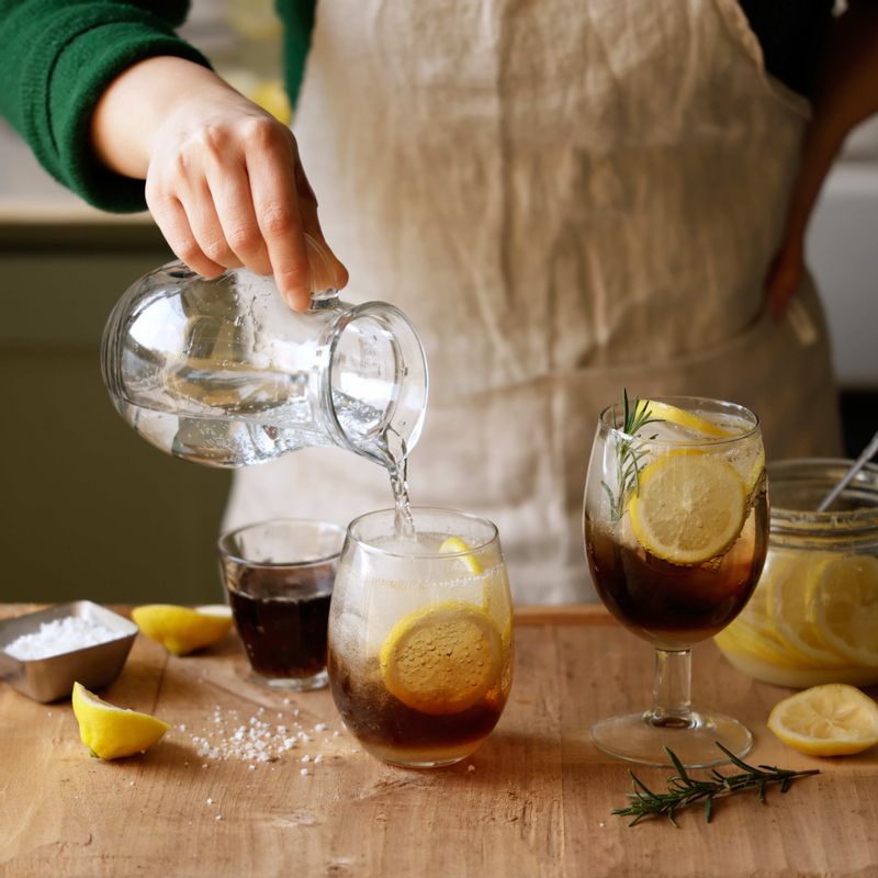 유리잔에 얼음을 넣고 차갑게 칠링 한 후 위스키는 30ml씩, 레몬청은 1큰술씩 넣어 섞어주세요. 토닉워터를 채운 후 로즈마리를 꽂아 완성해 주세요.
(tip. 기호에 따라 레몬청의 양은 조절해서 넣어주세요)
(tip. 기호에 따라 레몬청에 있는 레몬 슬라이스를 추가로 넣어 만드셔도 좋답니다)