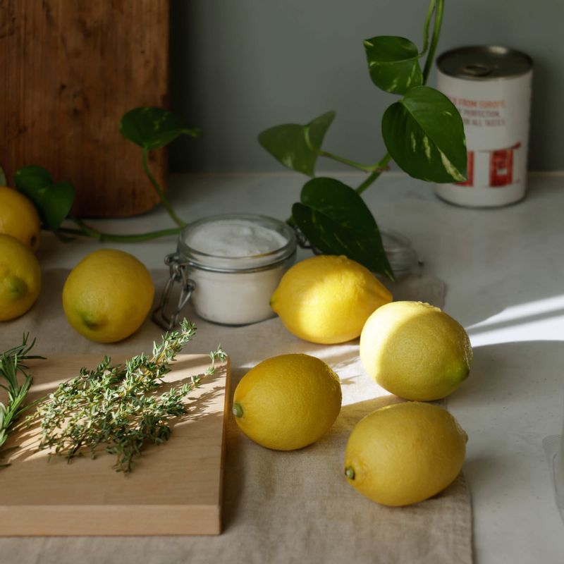 레몬하이볼을 위한 재료 이미지로 위스키,레몬청,토닉워터,얼음,로즈마리 (생략 가능) 등으로 구성 되어있습니다.