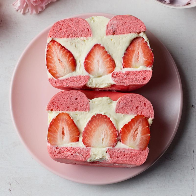 냉장고에 최소 1시간 정도 두었다가 먹기 좋은 크기로 잘라 맛있게 즐겨주세요.
(tip. 냉장고에 넣어 반나절 정도 굳히면 단단해서 자르기 수월해요)