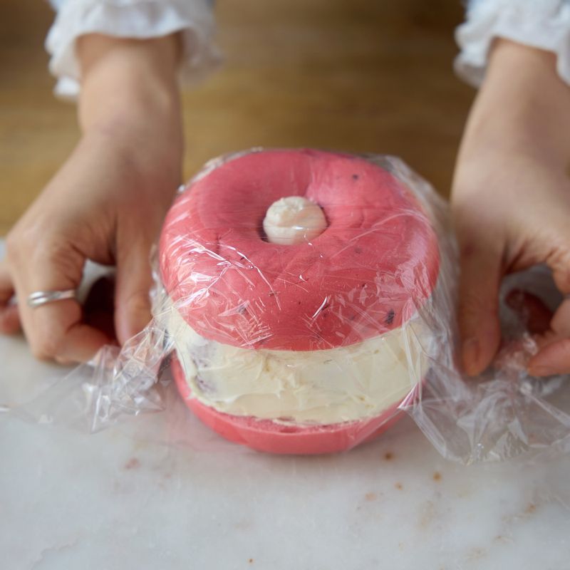 베이글을 랩으로 감싸주세요.