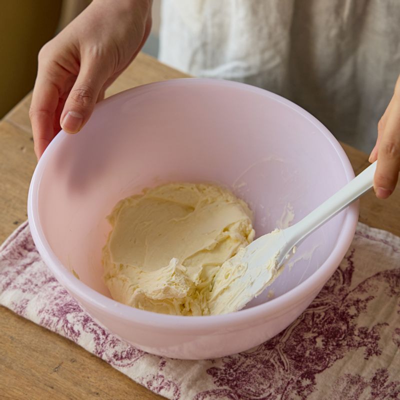 큰 볼에 크림치즈를 넣고 스패출러로 치대어 풀어주세요. 슈가 파우더를 넣어 섞어주세요.