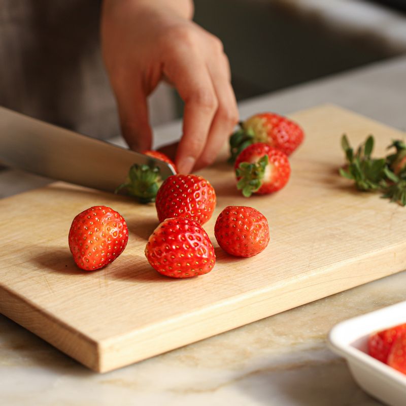 딸기는 깨끗이 씻은 후 물기를 제거해주세요. 딸기는 꼭지를 떼주세요.