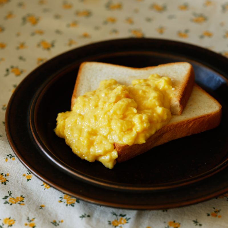 달걀의 표면이 부드럽고 반짝일 때 불을 끄고 그릇에 조심스럽게 담아주세요.
(tip. 팬 위에서 완전히 익히지 않고 그릇에 옮겨 온기로 마지막까지 익혀주세요)