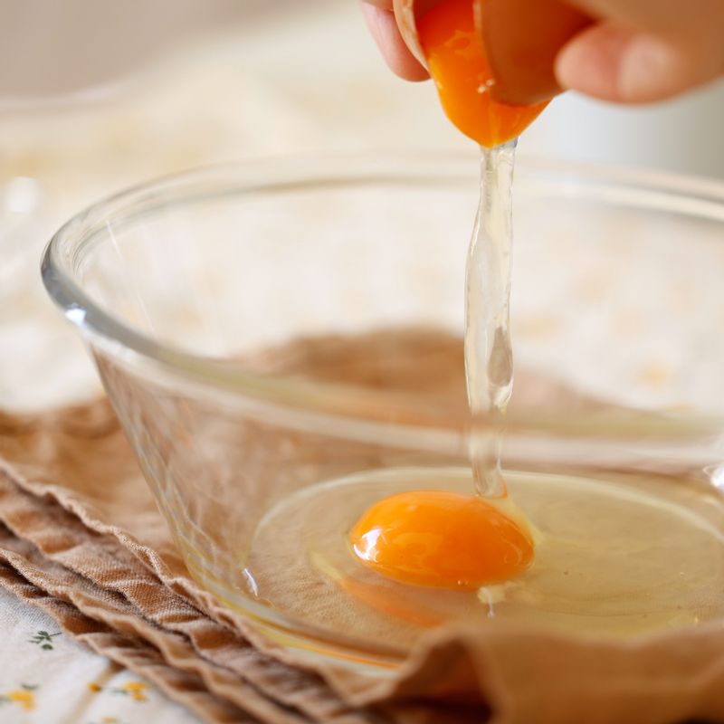 볼에 달걀을 넣고 우유와 소금을 더해 잘 섞어주세요.