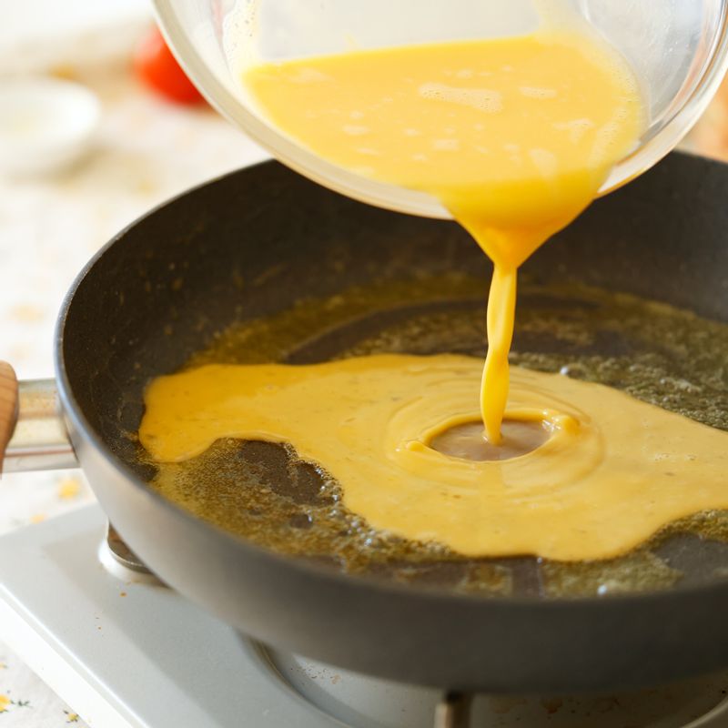 팬을 중약불로 달군 후 버터를 녹여주세요. 달걀물을 프라이팬에 붓고 40초~1분간 기다려주세요.
(tip. 달라붙지 않는 코팅팬을 사용하면 좋아요. 여기서 시간은 팬의 종류나 불의 세기에 따라 달라질 수 있어요)