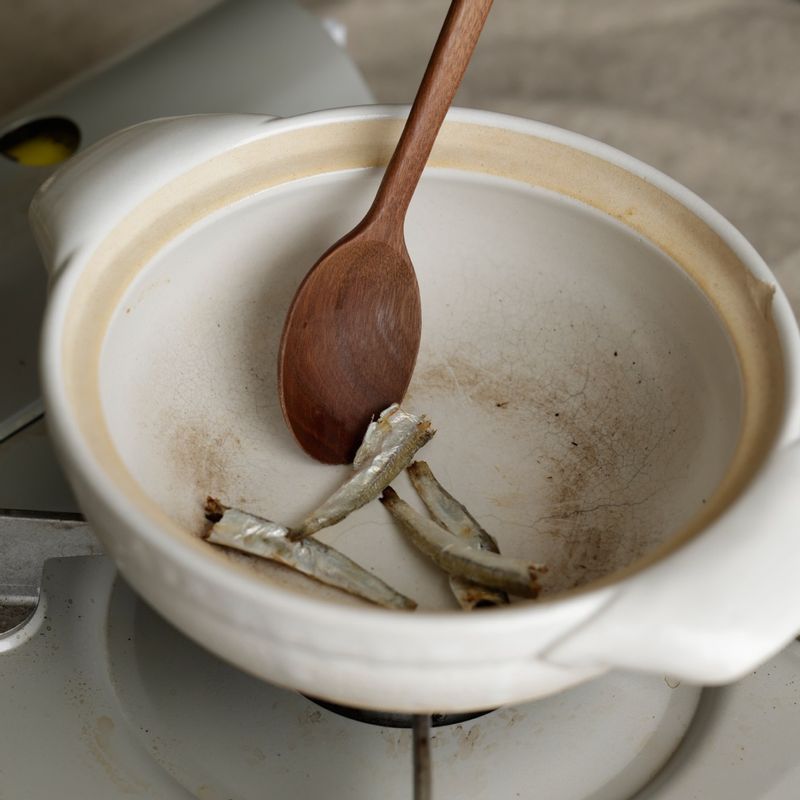 냄비에 육수용 멸치를 넣고 약불에서 2~3분 정도 볶다가 쌀뜨물을 붓고 끓여주세요.
(tip. 멸치는 통으로 사용해도 괜찮지만, 취향에 따라 머리와 내장, 가시를 제거하고 사용해주세요)