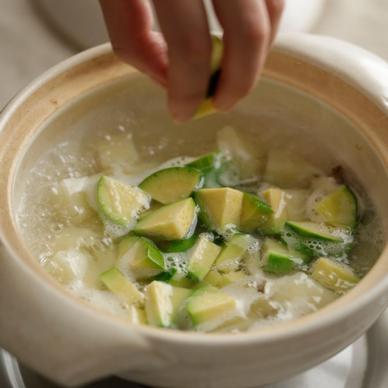 육수가 끓으면 감자를 넣고 1분간 끓이다가 양파, 애호박, 간마늘, 된장을 넣고 5분간 끓여주세요. 마지막으로 대파, 청양고추, 홍고추를 넣어 끓이다가 두부를 넣고 1분간 끓여 완성해주세요.
(tip. 된장에 따라 간이 다를 수 있으니 양을 조절해주세요)