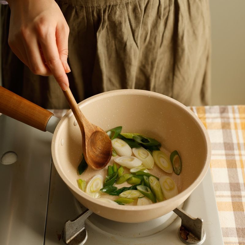 냄비에 식용유를 두르고 대파를 볶아주세요. 대파 기름이 올라오면 떡과 물, 양념 재료, 어묵을 붓고 양념 재료를 넣어 섞어주세요.