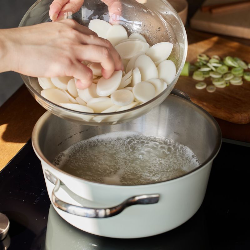 냄비에 육수를 넣고 끓인 후 떡을 넣고 5분 정도 더 끓여주세요. 국간장으로 간을 하고 모자란 간은 소금을 약간 넣어주세요.
(tip. 떠오르는 거품을 제거하면 국물이 깔끔해져요)