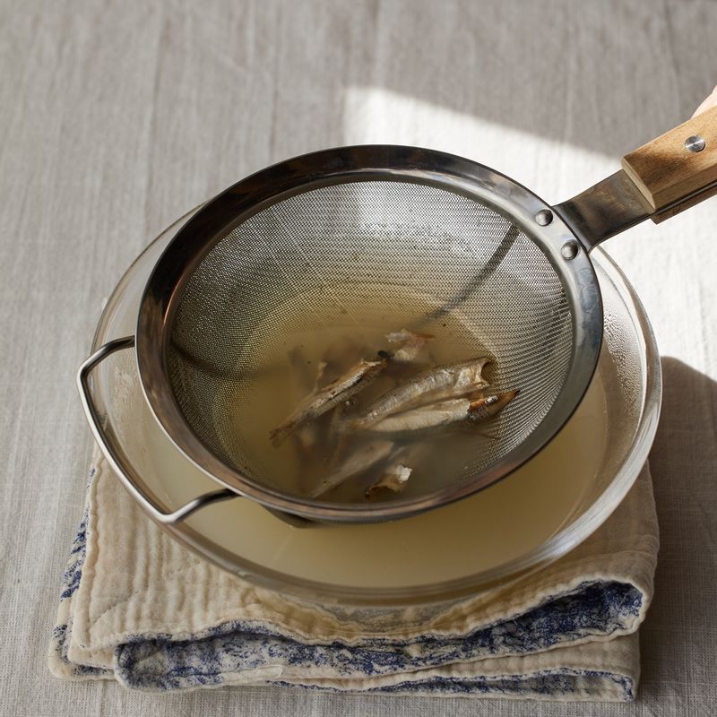 다시마는 젖은 수건으로 살짝 닦아주고, 멸치는 내장을 제거하여 냄비에 볶아주세요. 냄비에 물, 다시마를 넣고 5분간 끓이다가 다시마를 건져내고 10분간 더 끓인 후 체에 걸러 주세요.