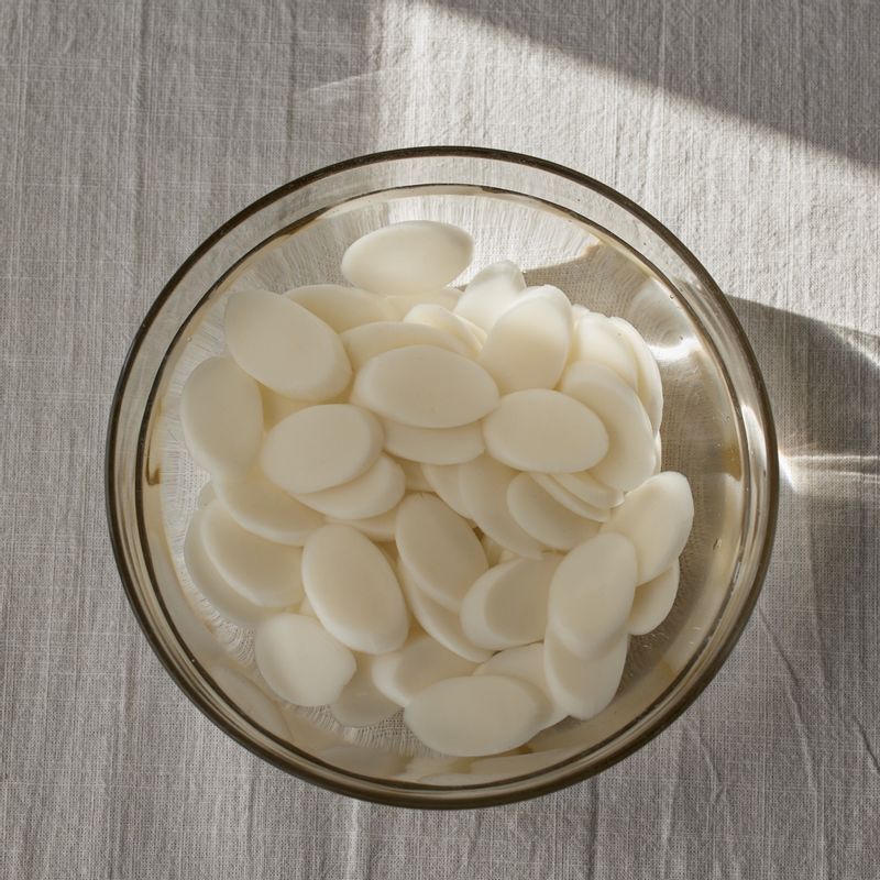 떡은 20분 정도 물에 불려 준비해 주세요.
(tip. 떡국용 떡은 떡집에서 구입하면 훨씬 쫄깃하고 맛있답니다)